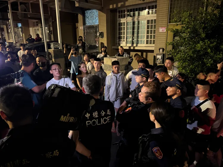 警方勸離。民眾提供