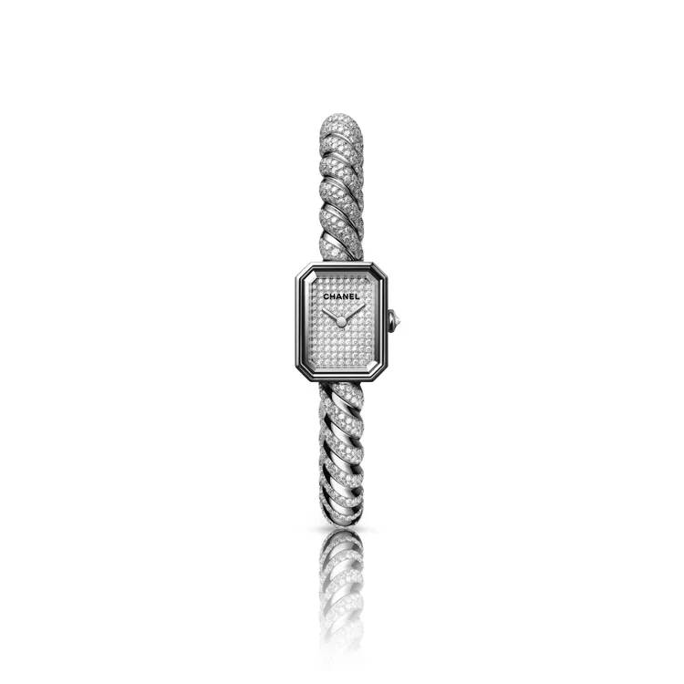 香奈兒PREMIÈRE GALON鑲鑽腕錶，19.7 x 15.2 x 7.5mm，18K白金錶殼，18K白金錶盤，18K白金編織圖騰手環，高精準石英機芯，防水深度30，682顆總重約5.43克拉明亮式切割鑽石。品牌提供