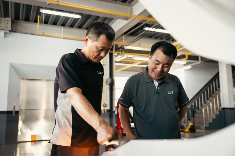 Kia韓國母廠技術專家們與台灣售後服務團隊攜手合作，以原廠標準作業流程與專業診斷設備，提供車主一對一的專業健檢服務。業者提供