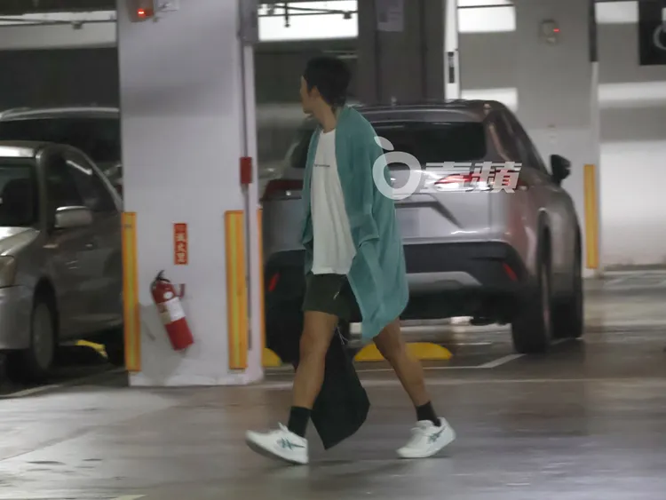 鍾漢良拿著網球拍、披著毛巾擦汗，走到停車場取車。特勤中心攝