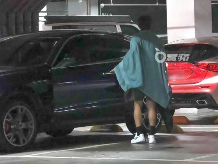 鍾漢良把網球拍放到後車廂，準備離開台北網球中心。特勤中心攝