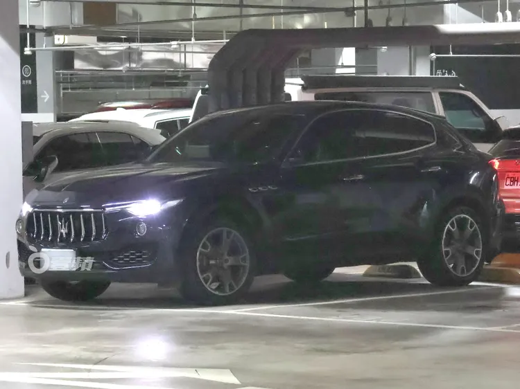 港星鍾漢良開著668萬元的瑪莎拉蒂Maserati Levante，回到在台北的住處。特勤中心攝