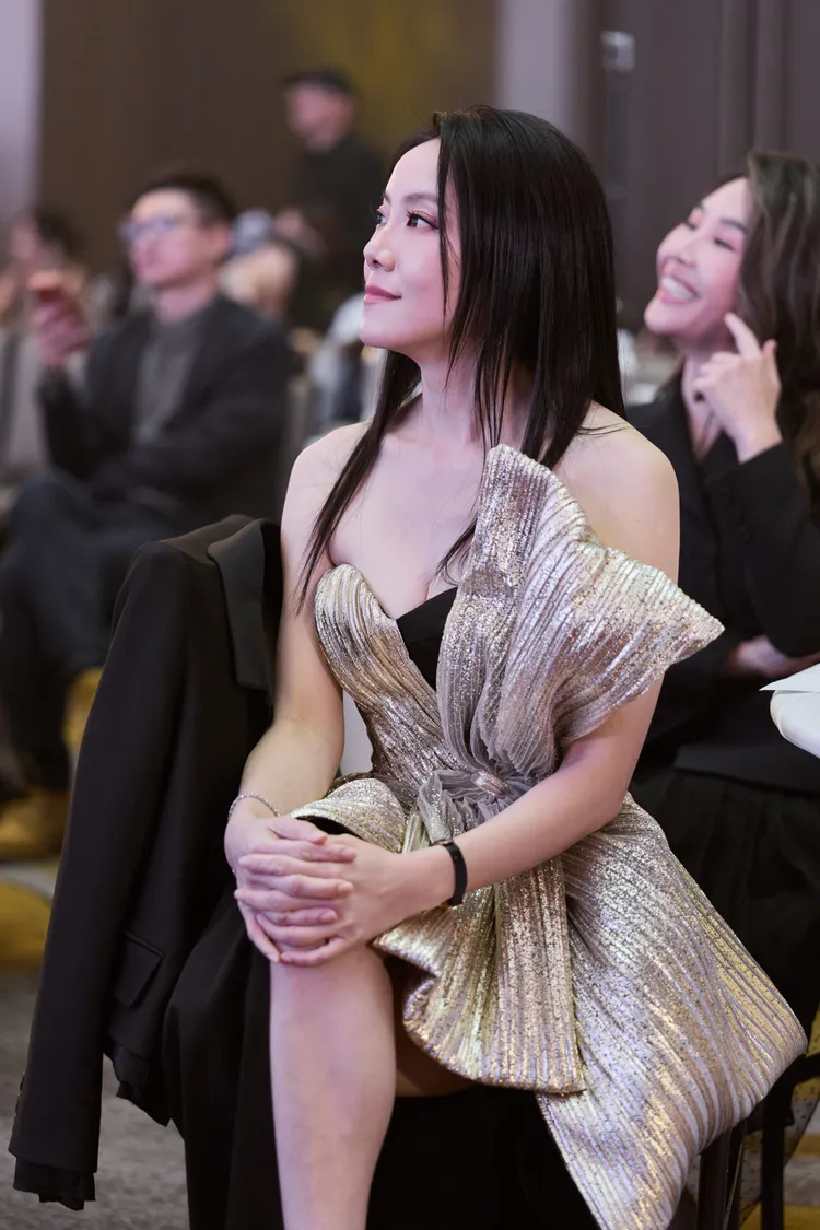 為了以理想狀態出席蘋果愛美獎，羅玉佩醫師透露，自己提前兩個月安排鳳凰電波療程，平時也將鳳凰電波視為年度保養的選項。