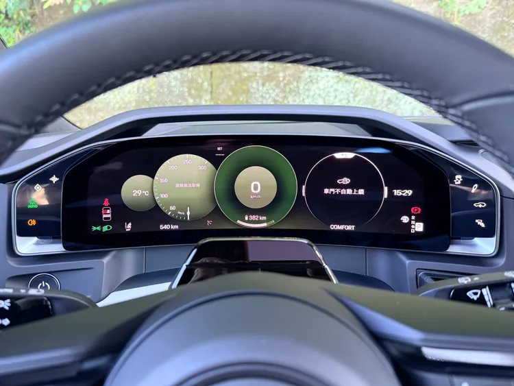 Cayenne Electric以14.25吋全數位儀表提供駕駛資訊，透過清晰的圖像介面整合車速、續航里程、電池狀態及各項行車數據，整體介面延續Porsche以駕駛為核心的設計理念。林浩昇攝