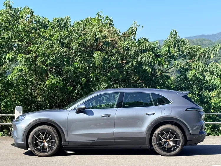 Cayenne Electric軸距達3,023mm、較燃油版本增加128mm，車長則為4,985mm。林浩昇攝