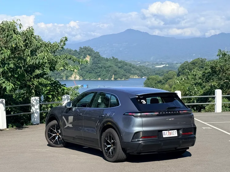 Cayenne Electric採全新LED貫穿式尾燈，本次試駕車另選配燻黑車尾光帶與自發光冰川藍色PORSCHE字樣，選配價格5萬3,000元。林浩昇攝