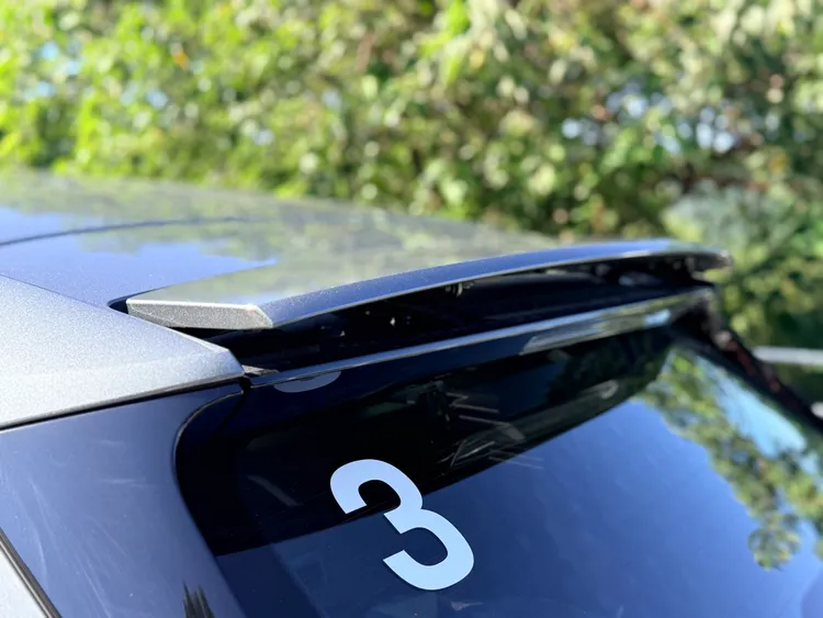 Cayenne Electric車尾配置主動式電動擾流尾翼，可依照行駛速度與車輛狀態自動調整角度，兼顧高速行駛穩定性與空氣力學效率，搭配其他主動式空力設計，讓這輛大型純電SUV的風阻係數僅有0.25Cd。林浩昇攝