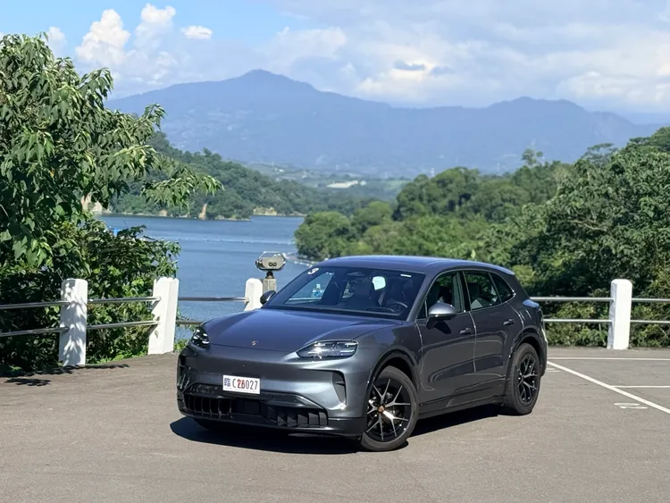 Cayenne Electric以低矮引擎蓋與簡潔的車頭線條呈現純電車型特色，本次試駕車另選配價值17萬3,500元的冰川藍高解析度LED矩陣式頭燈系統。林浩昇攝
