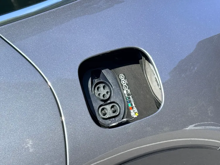 Cayenne Electric搭載113kWh高壓電池與800V電氣架構，WLTP最高續航642公里，直流快充功率最高可達390kW，特定條件下可提升至400kW。林浩昇攝
