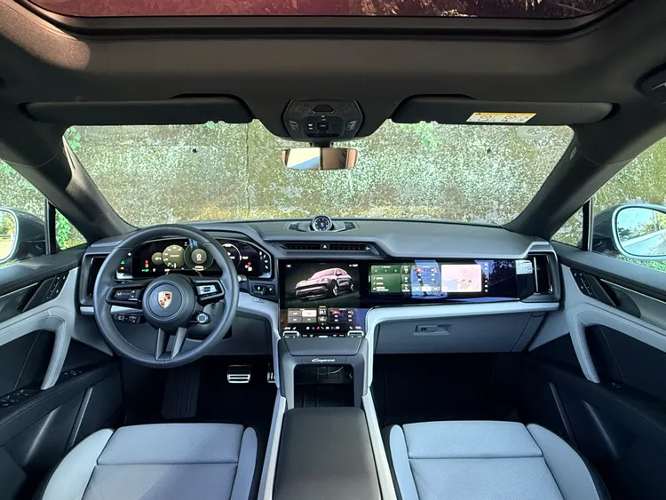 全新Porsche Driver Experience座艙導入14.25吋數位儀表與中央曲面OLED Flow Display螢幕，本次試駕車另選配黑／鎂灰雙色柔感真皮內裝。林浩昇攝