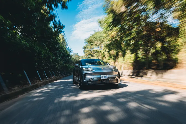 Cayenne Electric雖然車重超過2.5噸，但雙馬達帶來的充沛扭力，讓起步與再加速都顯得相當輕快，動力輸出直接卻不突兀。業者提供