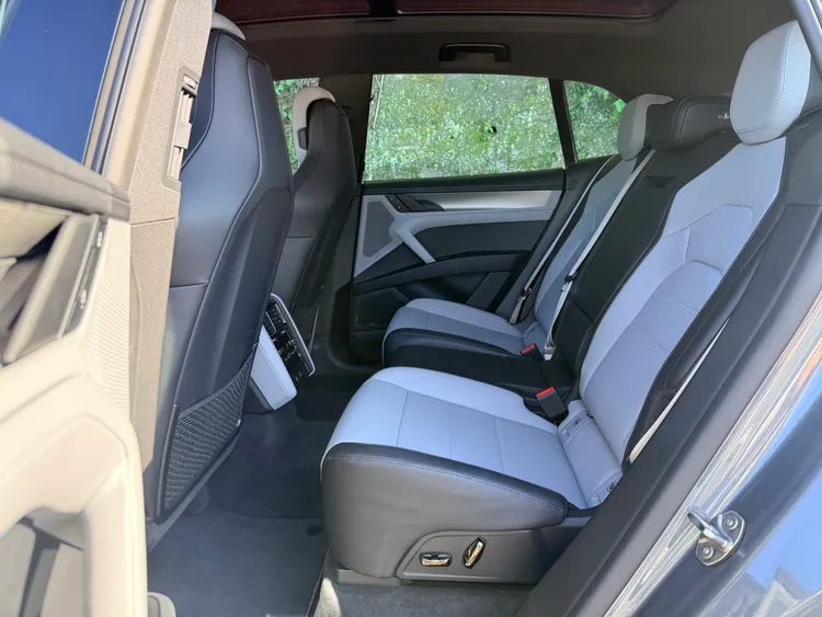 Cayenne Electric後座採2+1配置，並具備4向電動調整功能。本次試駕車另選配四區恆溫空調與後座舒適頭枕，進一步照顧後排乘員需求。林浩昇攝