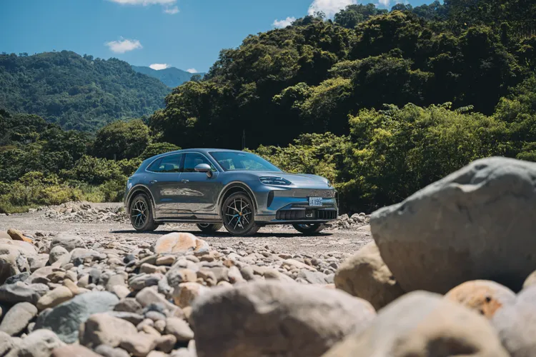 Porsche Cayenne Electric基本售價419萬元起，本次試駕車選用金屬釩灰車色，搭配多項外觀、內裝與底盤選配，總價達580萬2,100元。業者提供