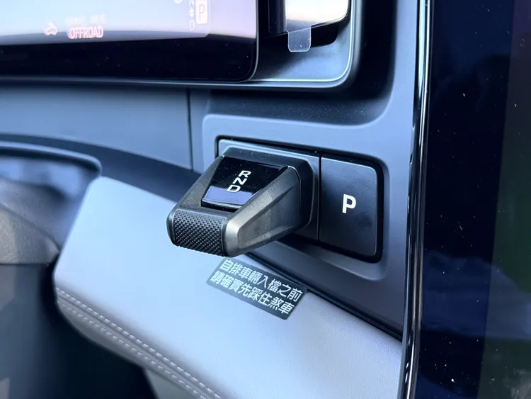 Cayenne Electric採用電子線傳排檔設計，將小巧的排檔撥桿設置於方向盤右後方、儀表與中央螢幕之間。林浩昇攝