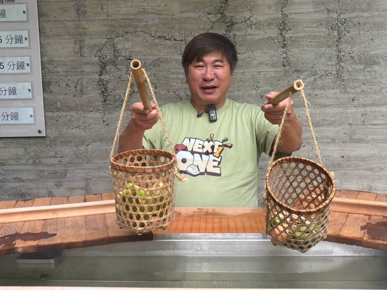 胡瓜自駕遊老家苗栗憶往事 高中表演猩猩吃香蕉