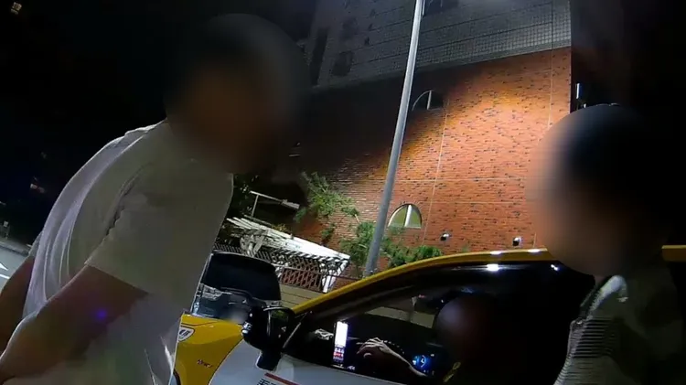 運將載著林翁到派出所求助，最後合作將他順利送返家。翻攝畫面