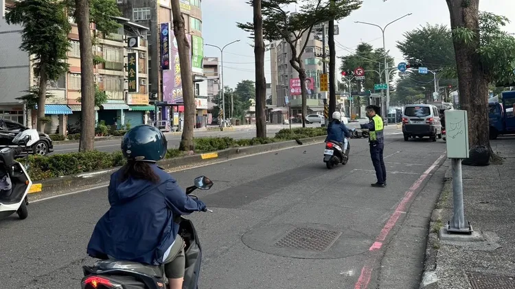 55歲騎士自撞分隔島，傷重身亡。翻攝畫面