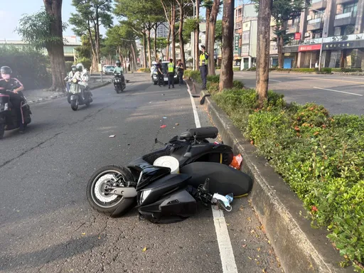 高雄55歲水電工騎車自撞分隔島身亡！車速不快死因待相驗