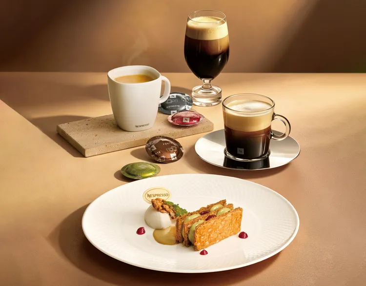 王品牛排攜手Nespresso，打造Nespresso咖啡開心果覆盆莓千層派，淋上帶花果香咖啡醬、與開心果、覆盆莓交織，風味富有層次。王品集團提供