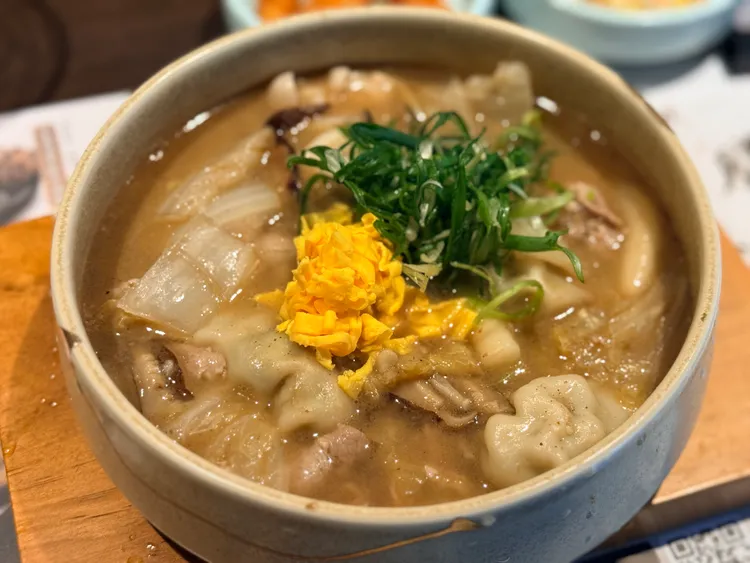 金絲餃子年糕湯。王宇德攝