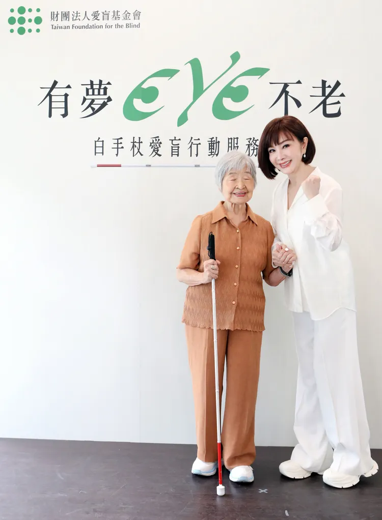 陳美鳳和92歲碧雲阿嬤合影，呼籲大眾支持「白手杖愛盲行動」。愛盲協會提供