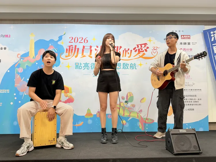 由南高雄家扶中心培力青少年組成的「樂吉打怪少年樂團」演出自創歌曲「想要有個家」。翻攝畫面