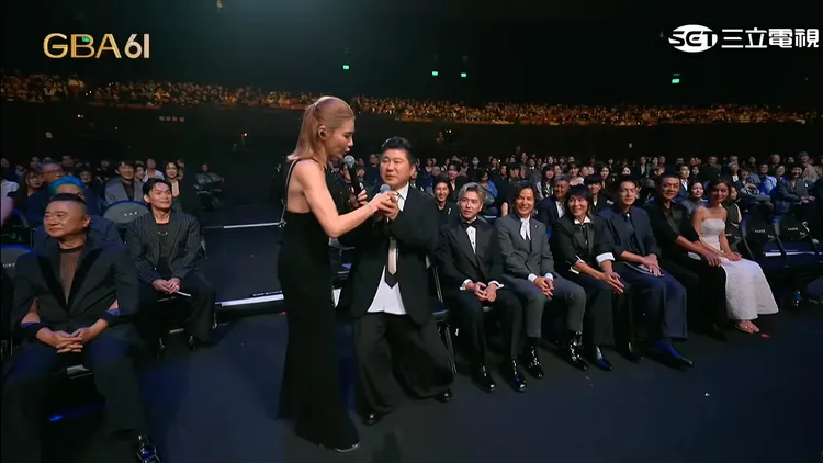 胡瓜和小禎上演搶mic戲碼。翻攝三立YT