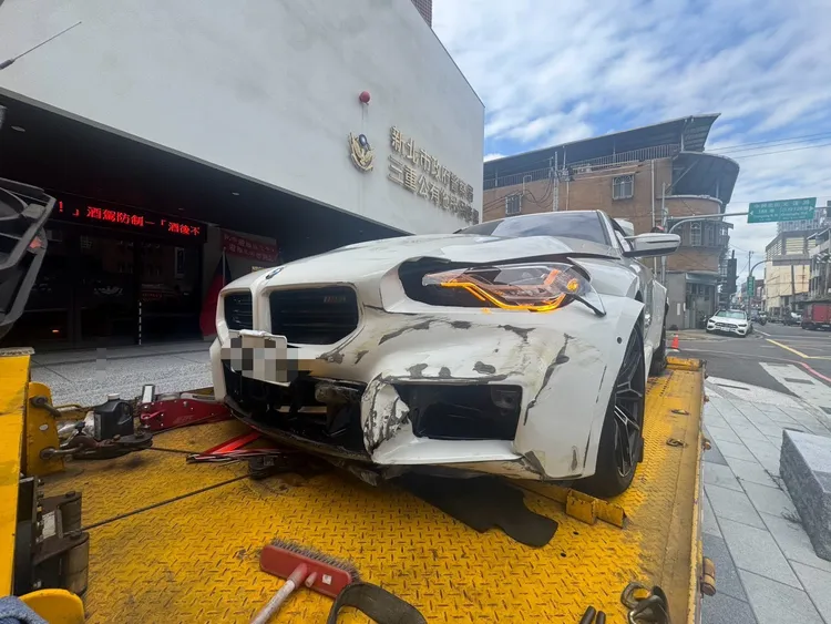 白色BMW M2售價自375萬元起，受損狀況進廠維修費用恐天價。翻攝畫面