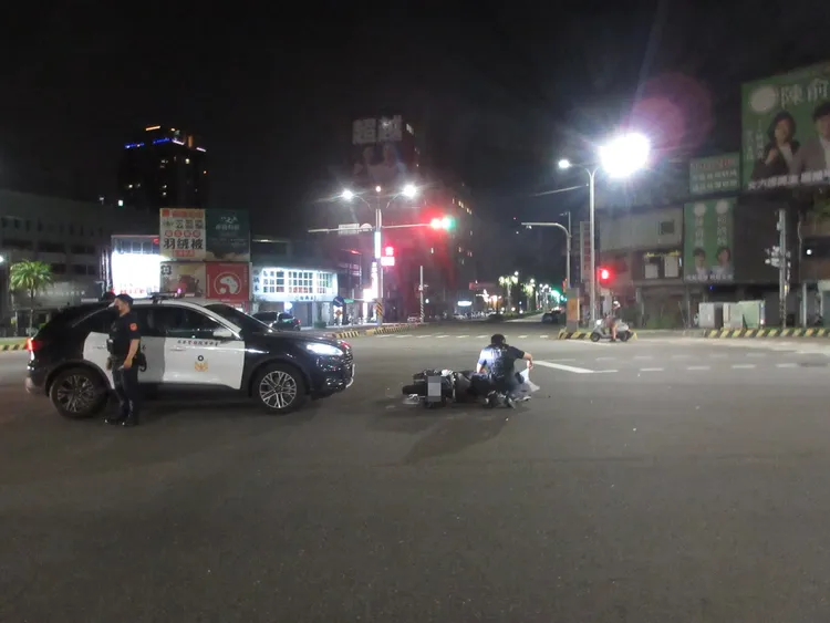 事故發生在台中市北區忠明路（進化北路）與中清路一段路口。民眾提供