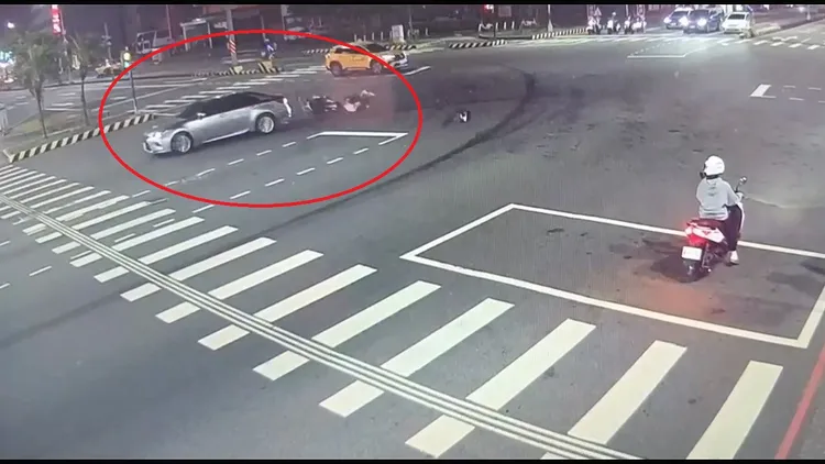 機車撞上違規左轉轎車後，騎士彈飛倒地。民眾提供