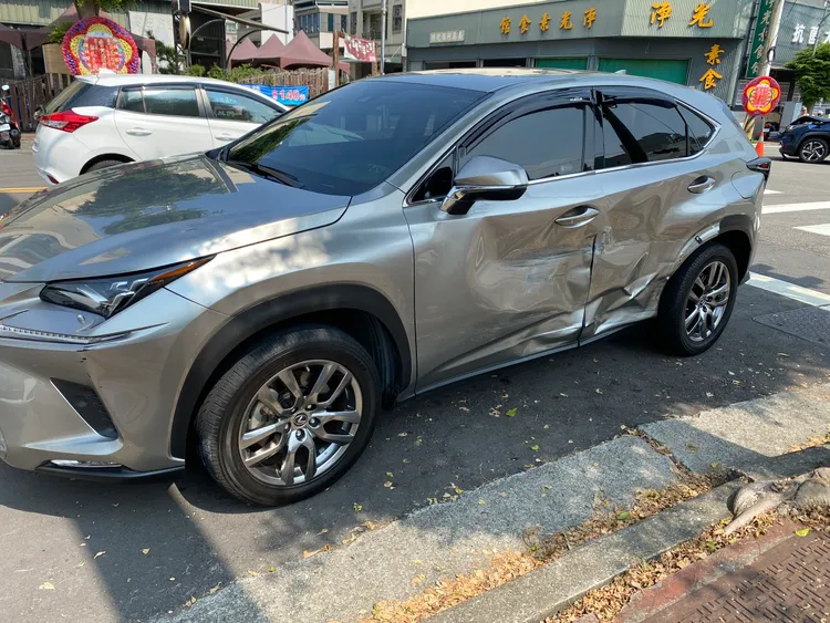 疑似闖紅燈的Lexus休旅車。民眾提供
