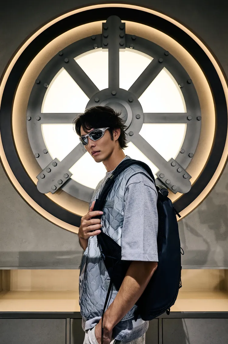 曹佑寧戴上Cage Jacket墨鏡，9400元。品牌提供