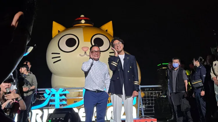 沈伯洋昨天下午陪同民進黨基隆市長參選人童子瑋車隊掃街，沿途受到民眾熱情支持。葉先鵬攝