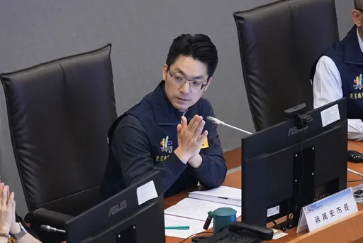 「萬安除三害」海報被蔣團隊提告　廣告大佬昨急諷今改口：請大家停戰