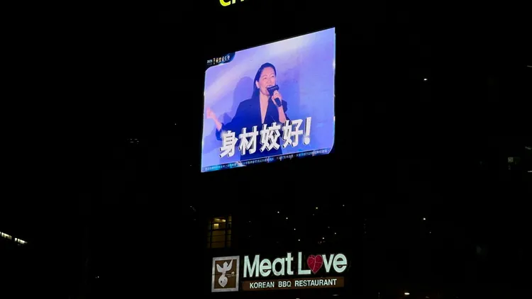 台北101世貿周邊電視牆輪播頒獎精華，畫面中小S逗趣表現身材姣好。陳建岐攝