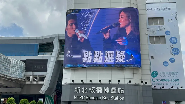 蕭敬騰（左）和Alin演唱是典禮最高潮之一。
