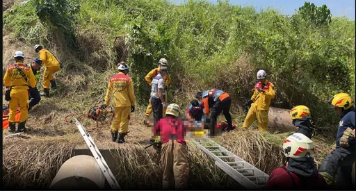 失控衝破護欄！國3關廟段拖板車翻落邊坡　駕駛命危送醫