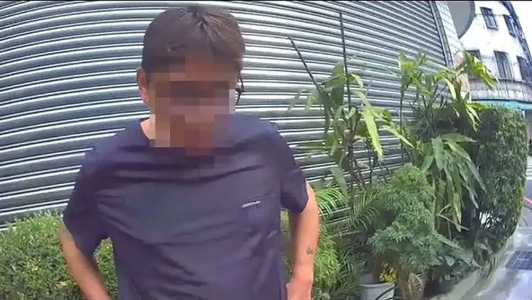 朱姓男子闖紅燈遭警攔查，竟因過於緊張當場在路邊拉肚子。民眾提供
