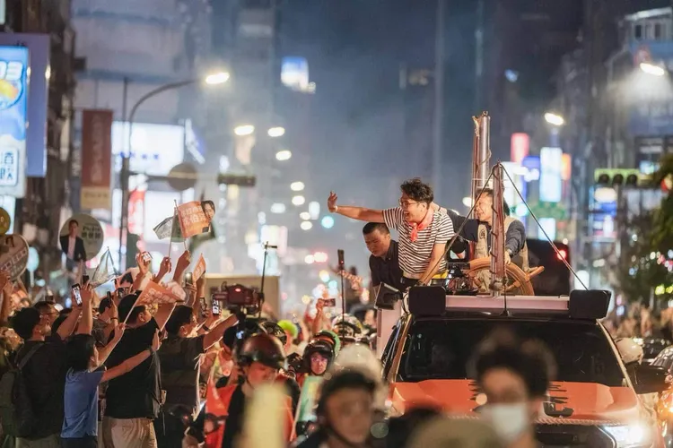 民進黨台北市長參選人沈伯洋昨日啟動「台北大洋流」車掃，回到宣布參選的第一站大龍峒保安宮。沈伯洋臉書