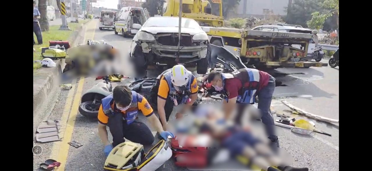 台南永康驚悚車禍!轎車下交流道撞兩機車 一重傷一命危