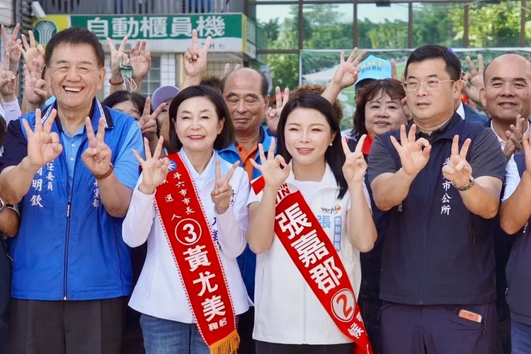 雲林縣長候選人張嘉郡今（27）日上午完成選舉號次抽籤，順利抽中2號，比出象徵勝利的2號手勢，並與斗六市長候選人黃尤美合體，展開斗六市區的車隊掃街。張嘉郡競選辦公室提供
