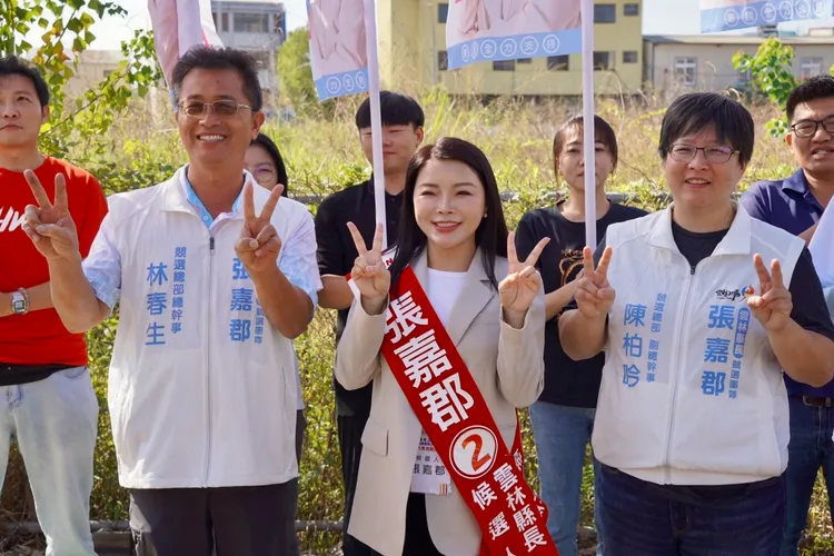 雲林縣長候選人張嘉郡今（27）日上午完成選舉號次抽籤，順利抽中2號，比出象徵勝利的2號手勢，並與斗六市長候選人黃尤美合體，展開斗六市區的車隊掃街。張嘉郡競選辦公室提供