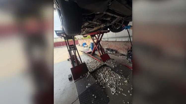 轎車停在外面半年，竟被老鼠堆出蚵殼山。網友小宇授權提供