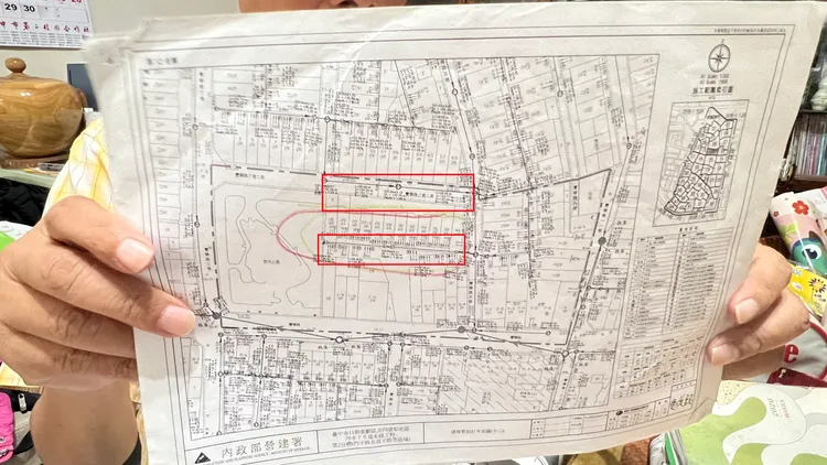 王先生出示內政部下水道分署規劃的施工設計圖，該排住戶原本採後巷接管（下紅框），因鄰居多數有違建，最後改採前巷接管（上紅框）。鮮明攝