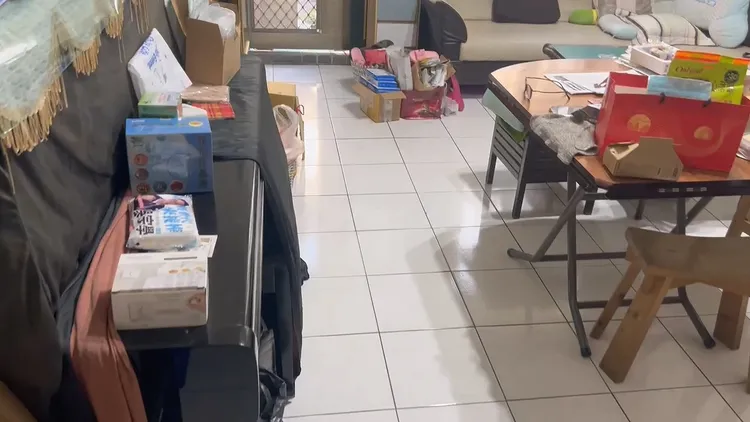 改採前巷接管後，管線將從廚房經由客廳、前院一路挖埋至大門前。鮮明攝