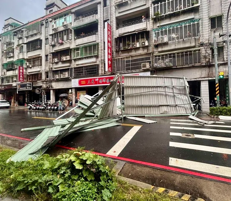 大片鐵皮砸落到路上。翻攝畫面
