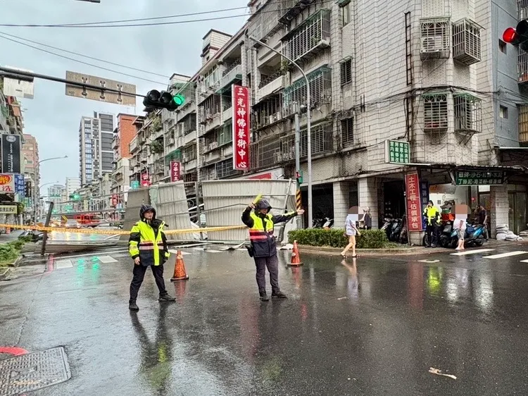員警於現場疏導交通。翻攝畫面