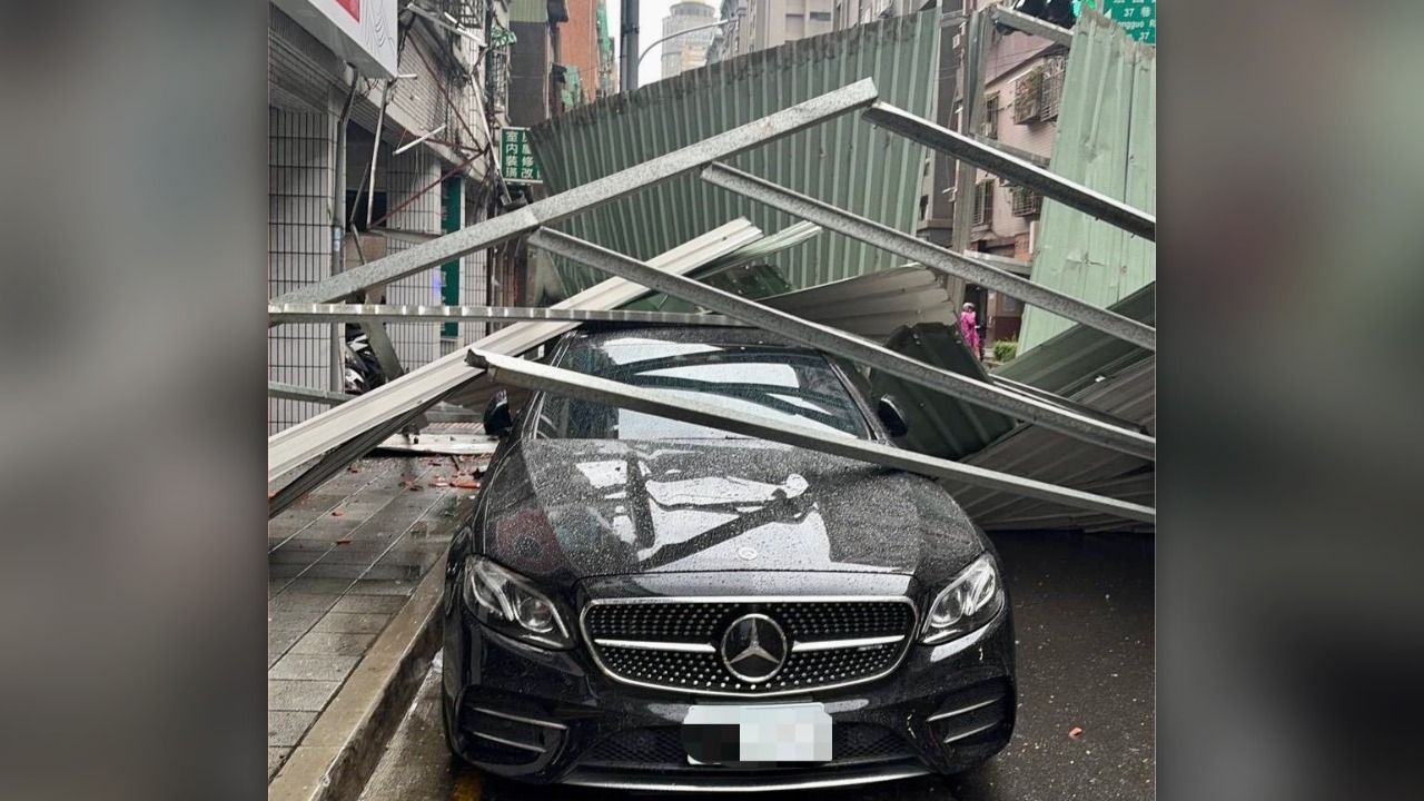 板橋民宅「整片鐵皮」屋頂被薔琵強風吹落 賓士車遭殃了