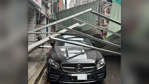 板橋民宅「整片鐵皮」屋頂被薔琵強風吹落　賓士車遭殃了