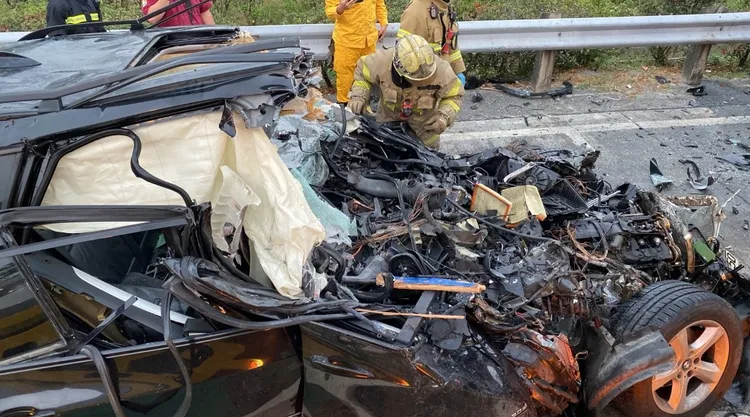 整部車幾成廢鐵，車上兩人明顯死亡。民眾提供